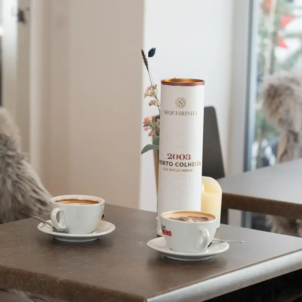 to kopper kaffe og en flaske portvin på café i Svendborg