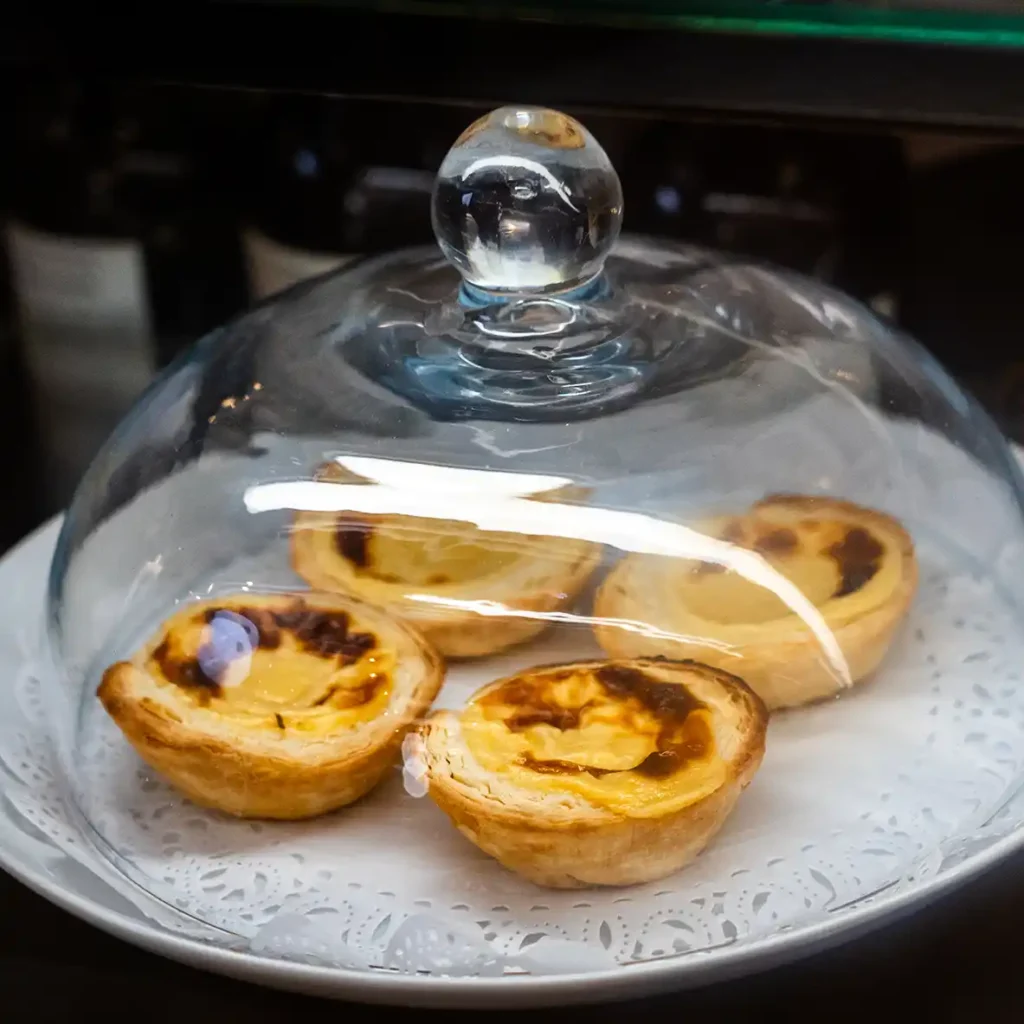 Friske pastel de nata under glasklokke i Porto Pires, Svendborg